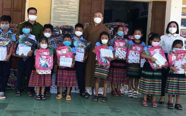 Đoàn thiện nguyện trao dụng cụ học tập cho các em học sinh Trường Tiểu học Hương Sơn