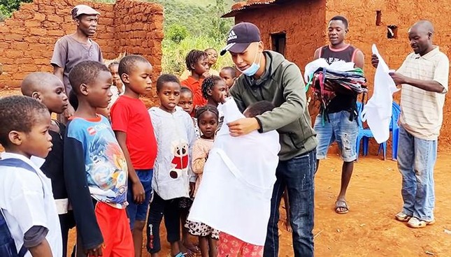 Quang Linh mang tình cảm ấm áp của mình tới trẻ em châu Phi