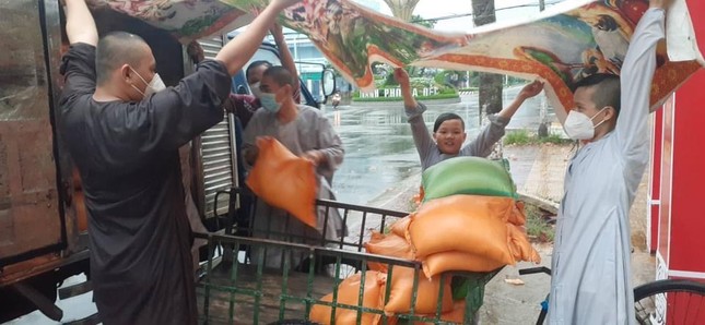 Tích cực vận chuyển gạo giữa trời mưa