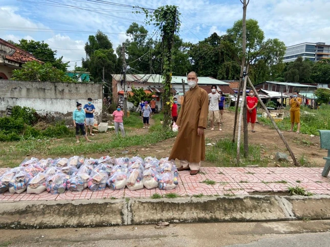 Đại đức Thích Vạn Mẫn, trụ trì chùa Hồng Liên tặng quà khu phòng trọ