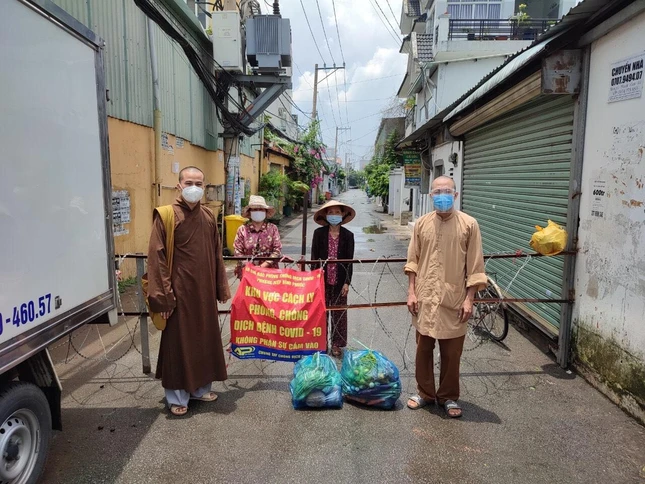 Phần quà nghĩa tình của Đại đức Thích Thị Pháp, trụ trì chùa Minh Hòa tặng người dân khu phong tỏa