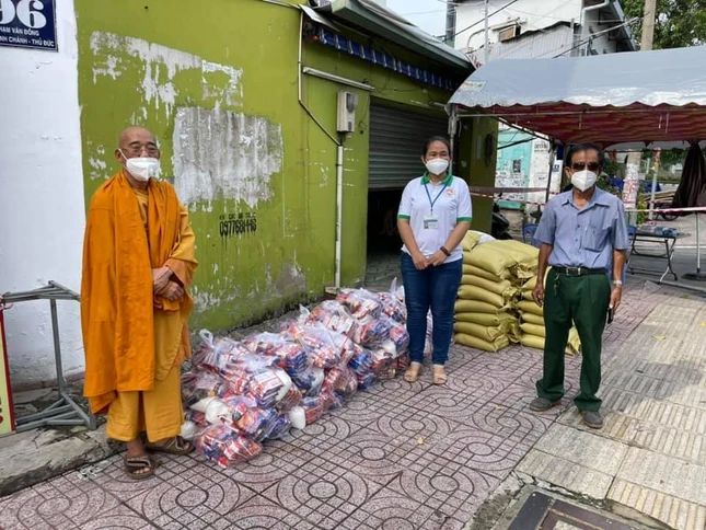 Thượng tọa Thích Minh Lộc, tịnh xá Trung Tâm bên những món quà hỗ trợ người khó khăn