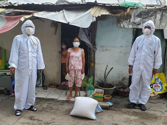 Người lao động khó khăn nhận quà của chùa Tập Thành