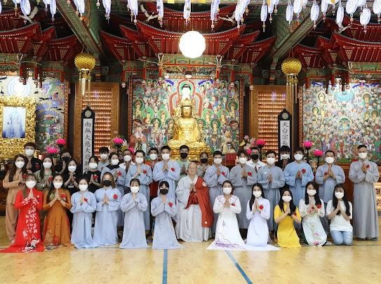Các Phật tử chụp hình cùng Hòa thượng Yoon Deokjoo tại buổi lễ Các Phật tử chụp hình cùng Hòa thượng Yoon Deokjoo tại buổi lễ
