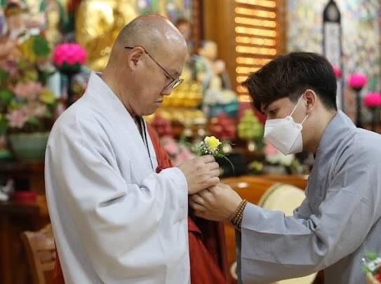 Đại diện Phật tử cài hoa hồng trên áo Hòa thượng trụ trì Đại diện Phật tử cài hoa hồng trên áo Hòa thượng trụ trì