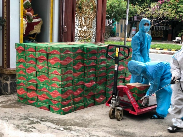 Tình nguyện viên chuẩn bị mì gói để tặng cho người dân