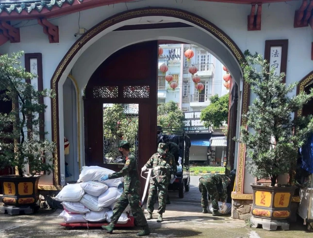 Các chiến sĩ vận chuyển gạo tại chùa Pháp Vân