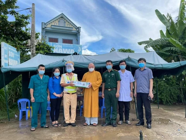Thăm và tặng quà tại các chốt kiểm soát phòng dịch Covid-19 tại TP.Sầm Sơn