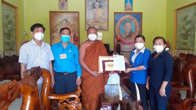 Đoàn lãnh đạo huyện Cầu Kè chụp hình lưu niệm với Đại đức Thạch Sa Thanh, trụ trì chùa Prơm