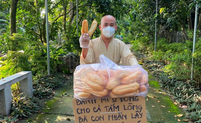 Đại đức Thích Trí Thành phát bánh mì miễn phí cho người nghèo