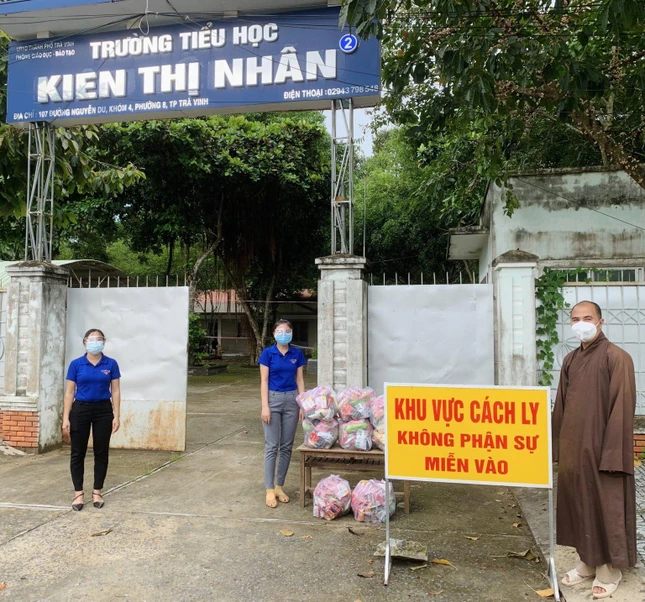 Đại đức Thích Huệ Chiếu tặng quà tại khu vực cách ly