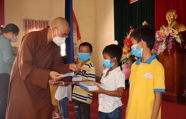 Trao quà và đồ dùng học tập cho các em học sinh trên địa bàn xã Tân Hương