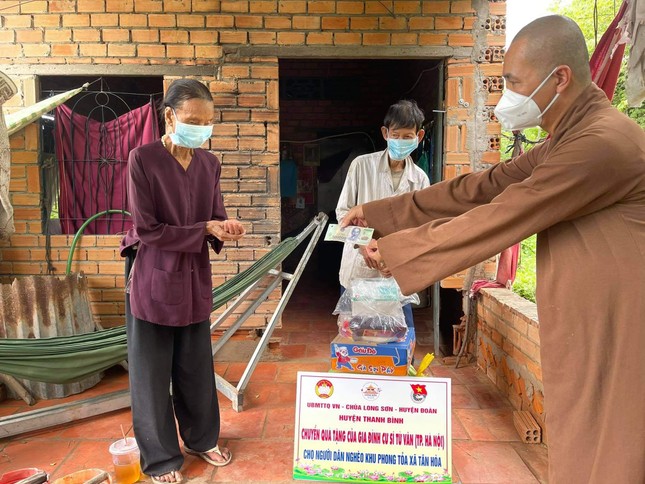 Đại đức Thích Minh Phước tặng quà cho người khu phong tỏa xã Tân Hòa