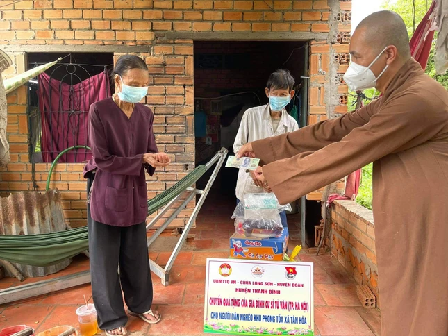 Đại đức Thích Minh Phước tặng quà cho người khu phong tỏa xã Tân Hòa