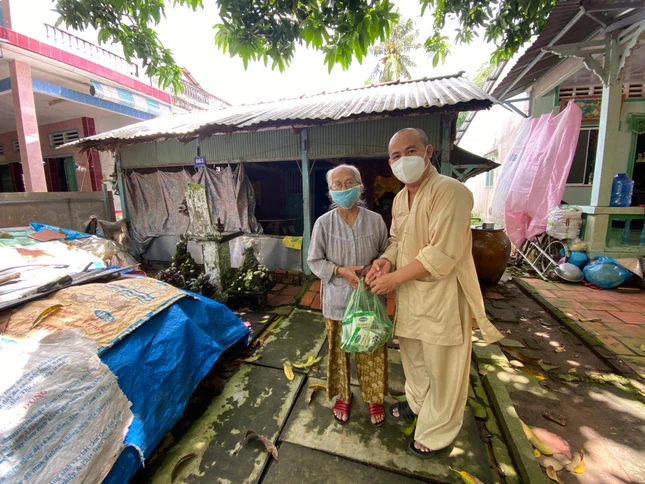 Phát sữa cho cụ già Phát sữa cho cụ già