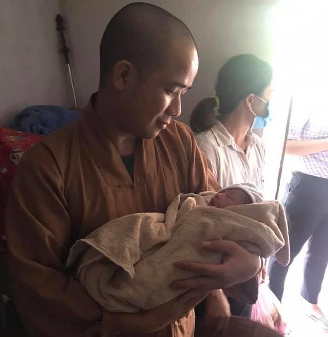 Bé gái sơ sinh được Đại đức Thích Nguyên An chăm sóc
