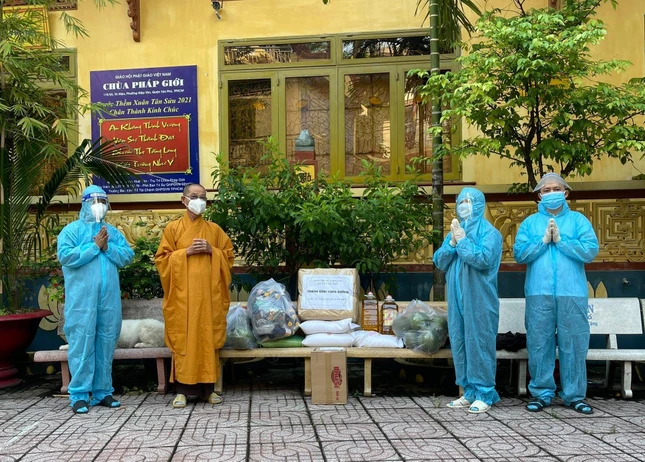 Đại đức Thích Nguyên Trang và Đại đức Thích Trí Bửu vấn an sức khỏe Hòa thượng Thích Huệ Văn, Chứng minh Ban Trị sự GHPGVN quận Tân Phú