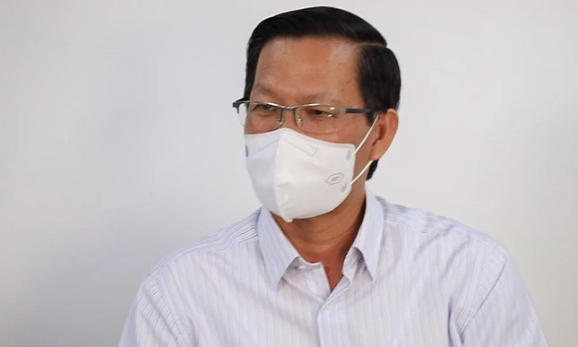 Chủ tịch UBND TP.HCM Phan Văn Mãi giải đáp những thắc mắc của người dân - Ảnh: Hữu Công