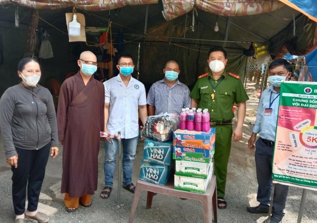 Chùa Quán Âm thăm và tặng quà các chốt kiểm soát dịch Covid-19