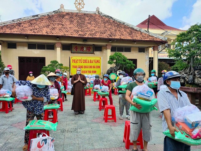 Người dân đến nhận quà tại chùa Long Khánh