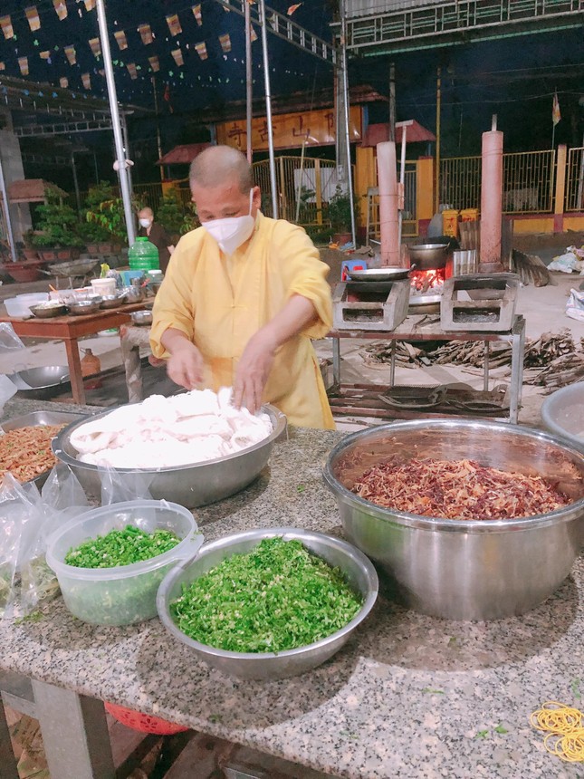 Ni sư Thắng Liên vào bếp chuẩn bị bữa chay để tặng đến bà con Ni sư Thắng Liên vào bếp chuẩn bị bữa chay để tặng đến bà con