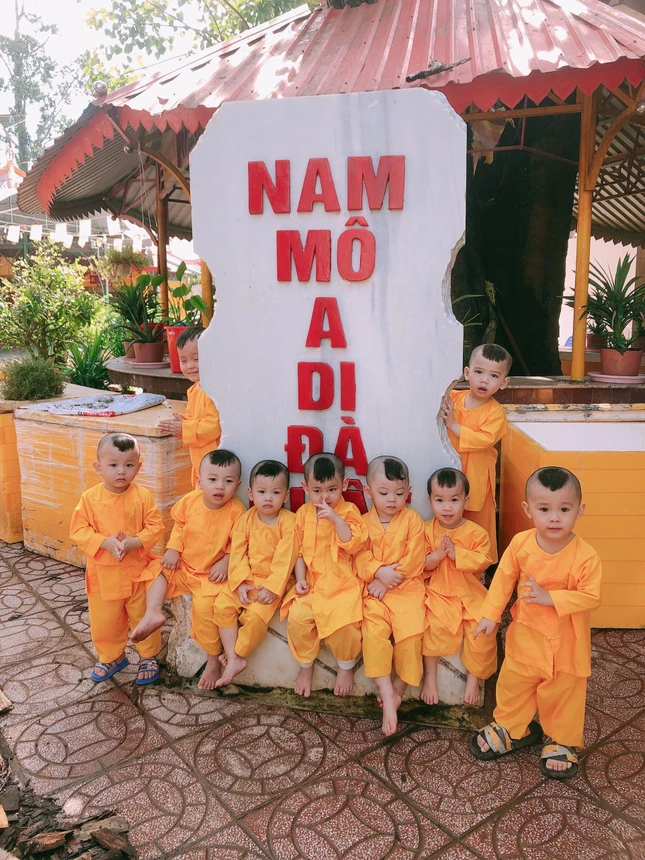 Các bé nhỏ được nuôi dưỡng ở chùa Long Sơn