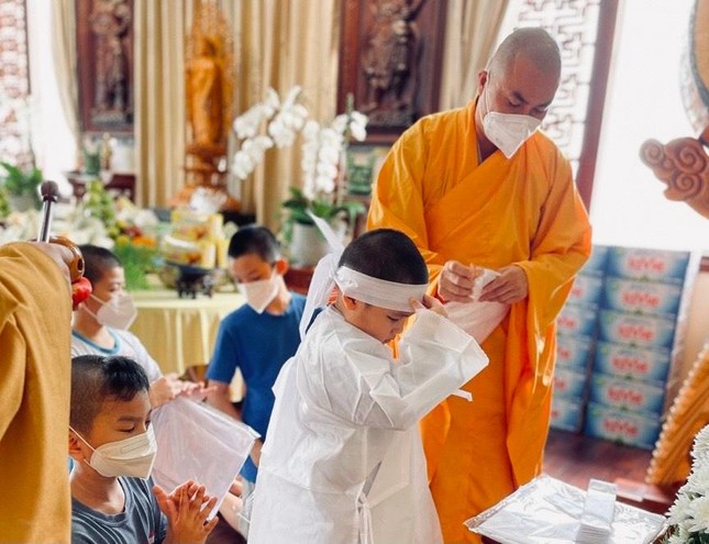 Vành khăn trắng chít trên mái đầu trẻ thơ - Ảnh: Tường Nguyên