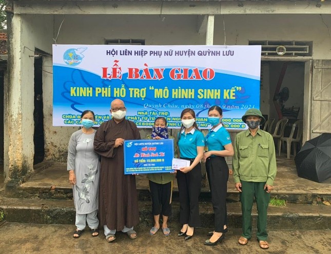 Chùa Đông Yên và Hội LHPN huyện Quỳnh Lưu hỗ trợ mô hình sinh kế đến chị Nguyễn Thị Thủy