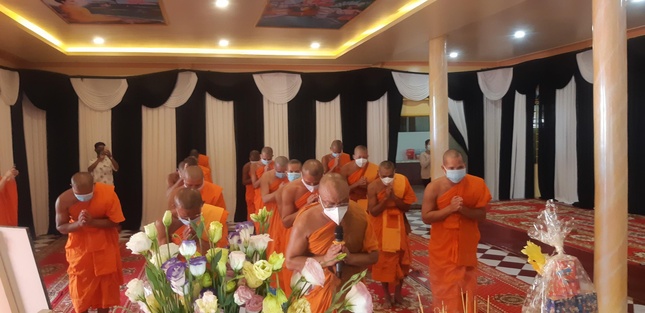 Chư tôn đức niêm hương tưởng niệm cố Trưởng lão Hòa thượng Lý Sân