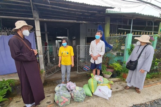 Đoàn đến trao quà từng hộ dân khó khăn trên địa bàn xã Tân Nhuận Đông Đoàn đến trao quà từng hộ dân khó khăn trên địa bàn xã Tân Nhuận Đông