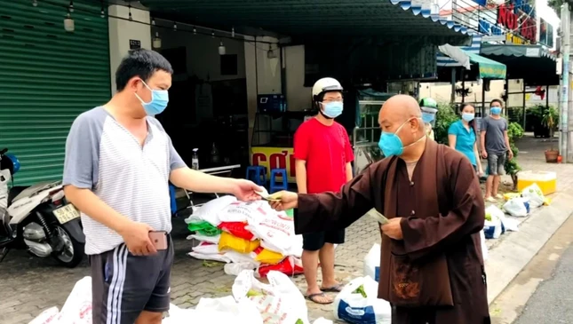 Thượng tọa Thích Chơn Tịnh tặng quà đến người dân khu nhà trọ