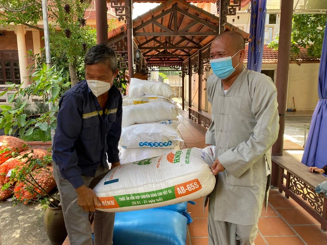 Thượng tọa Thích Đạo Hiển tham gia vận chuyển gạo