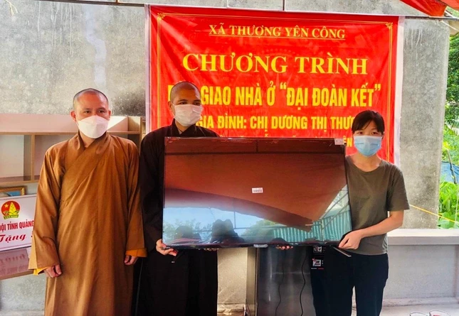 Ban Trị sự Phật giáo tỉnh Quảng Ninh tặng quà cho gia đình chị Dương Thị Thương