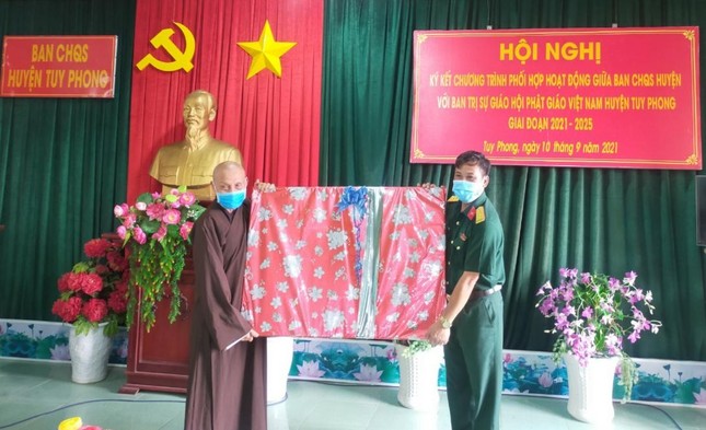 Hòa Thượng Thích Phước Túc tặng quà lưu niệm đến Ban Chỉ huy quân sự huyện