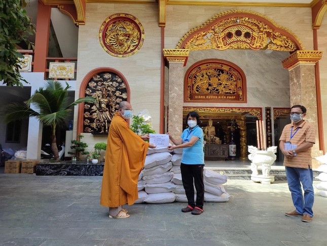 Đại diện UBMTTQVN phường 11 tiếp nhận phần hỗ trợ