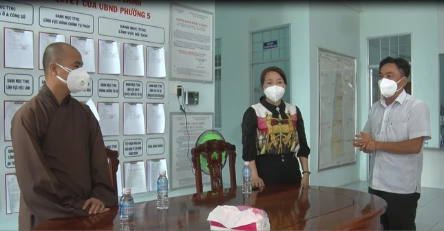 Đại đức Thích Huệ Chiếu trao quà tại UBND phường 5, TP.Trà Vinh