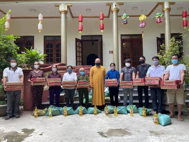 Đại đức Thích Tâm Định, Trưởng ban Trị sự GHPGVN TP.Sầm Sơn trao quà tại huyện Cẩm Thủy