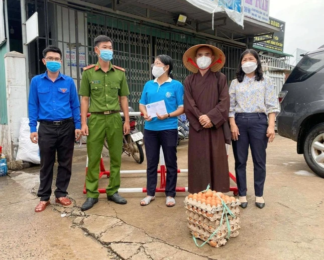 Đoàn thăm, tặng quà các lực lượng chức năng trực chốt phòng, chống dịch Covid-19