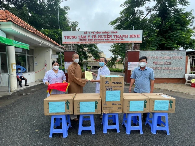 Đại đức Thích Minh Phước trao tặng trang thiết bị y tế tại Trung tâm Y tế huyện Thanh Bình
