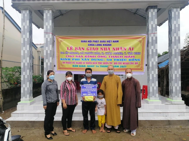 Gia đình ông Thạch Năm trong ngày vui nhận nhà mới