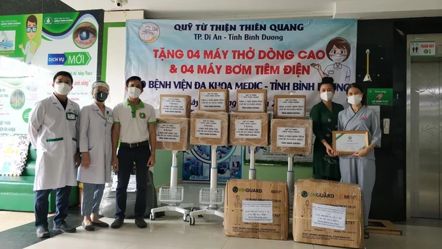 Chùa Thiên Quang hỗ trợ trang thiết bị y tế đến Bệnh viện Medic Bình Dương