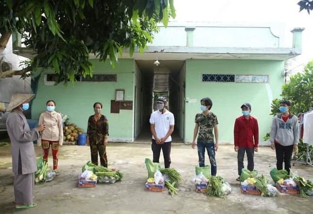 Thượng tọa Thích Thiện Quý trao quà đến các công nhân