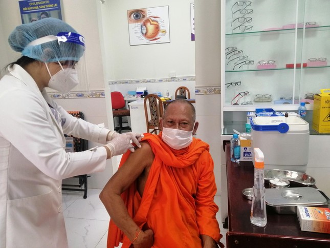 Tiêm vắc-xin phòng Covid-19 cho các vị chức sắc tôn giáo trên địa bàn TP.Trà Vinh