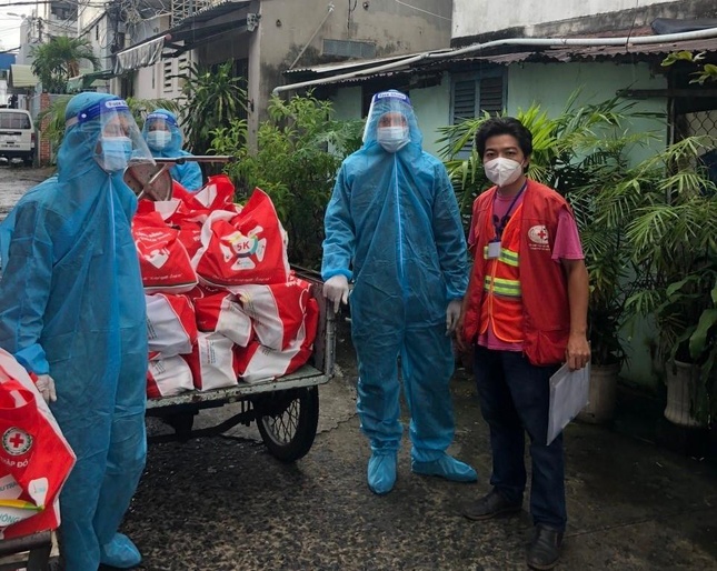 Vận chuyển gói an sinh hỗ trợ cho đội ngũ giáo viên gặp khó khăn