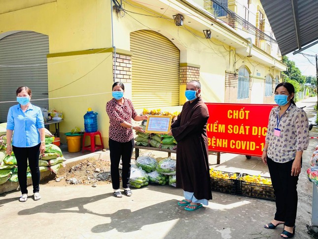 Đại đức Thích Thiện Phước trao quà và chính quyền địa phương tại điểm trao quà