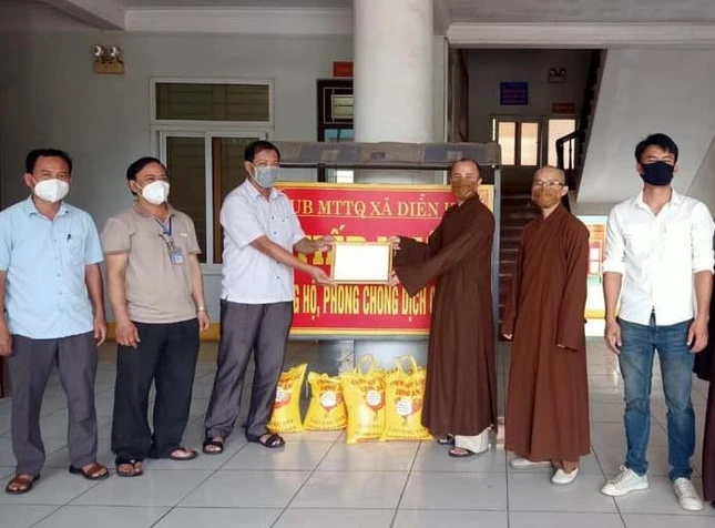 Đại đức Thích Châu Phong trao quà đến đại diện chính quyền địa phương và nhận thư cảm ơn