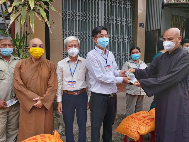 Thượng tọa Thích Tĩnh Triệt trao số tiền hỗ trợ