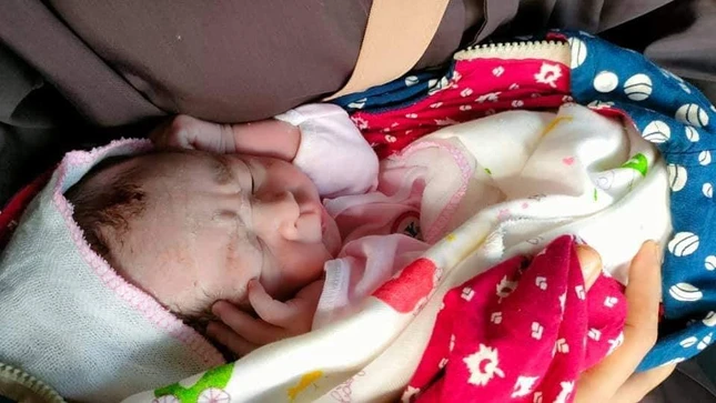 Bé trai sơ sinh được phát hiện trước cổng chùa Hồi Long khoảng 1 ngày tuổi, nặng 2,5kg