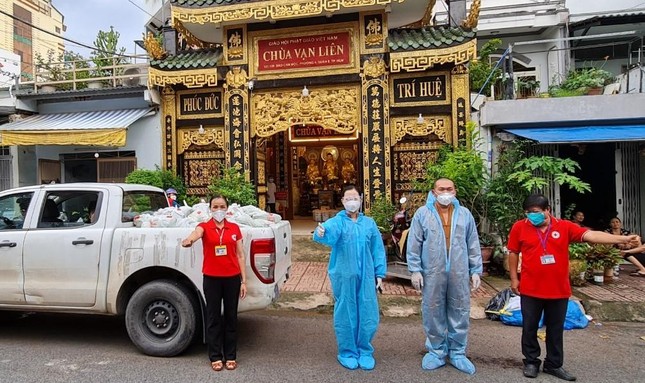 Đoàn từ thiện chuẩn bị vận chuyển quà hỗ trợ người dân khó khăn