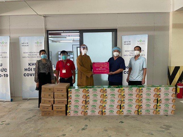 Thượng tọa Thích Huệ Công đại diện đoàn trao quà đến tập thể y bác sĩ Bệnh viện Dã chiến số 3 (TP.Thủ Đức)